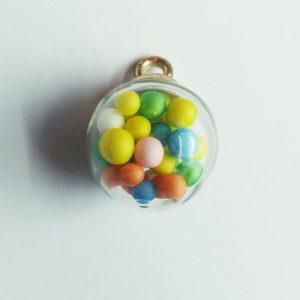 Extra függő színes cukorkás gömb charm fityegő