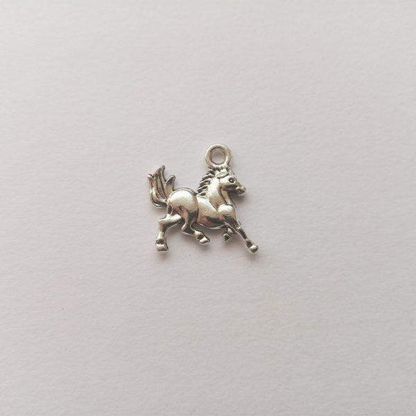 Fém függő charm fityegő ezüst színű állat ló paci