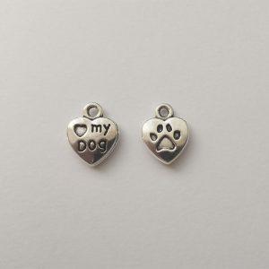 Fém függő ezüst színű I love my dog feliratos, 2 oldalas szív charm, másik oldalon tappanccsal fityegő
