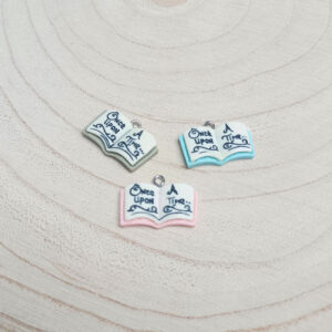 Extra függő könyv charm