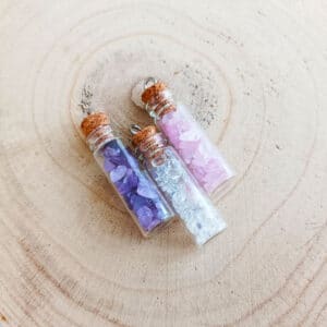 ásványok üvegben palack rózsakvarc hegyikristály ametiszt